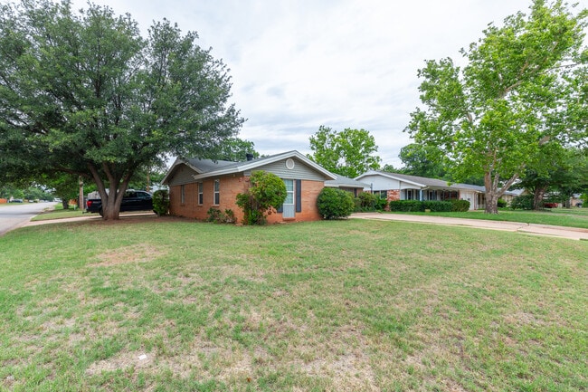 Building Photo - 1802 Glendale Dr