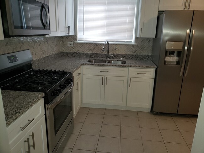 Building Photo - 224 E 95th St