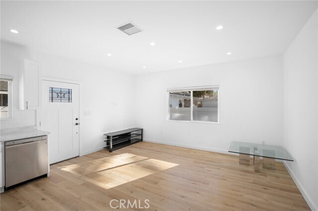 Foto del edificio - 7443 Hesperia Ave