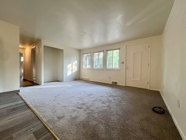 Building Photo - Incredible 3 Bedroom House in Quaint Plum Neighborhood! CALL TODAY!