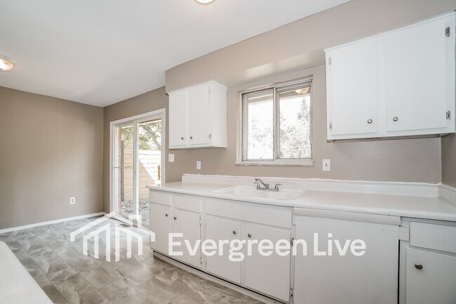 Foto del edificio - 64 Huber Village Blvd