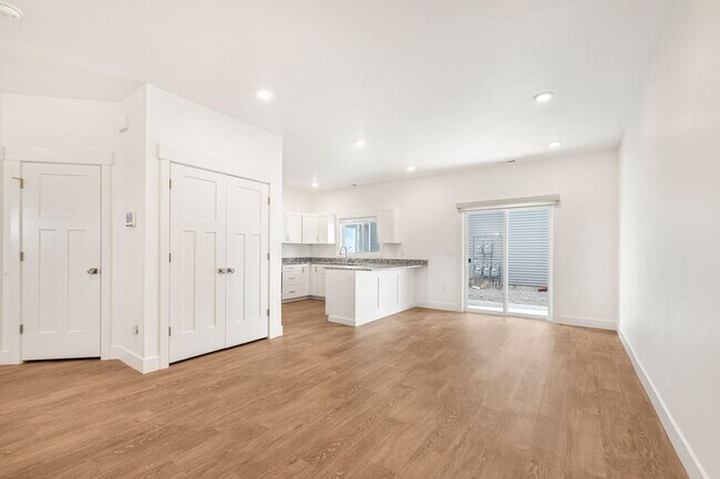 Foto del edificio - Beautiful brand new luxury 3 Bedroom 2.5 B...