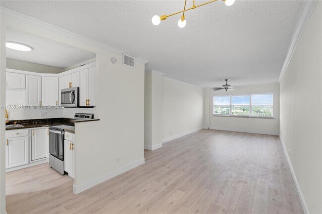 Foto del edificio - 2555 NE 11th St