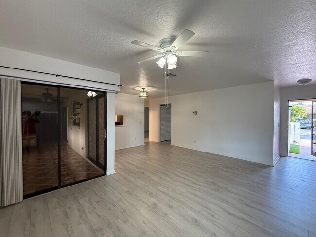 Foto del edificio - 6101 Woodlake Blvd