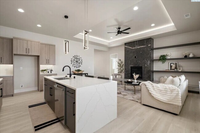 Foto del edificio - Modern 4-Bedroom Home in Desirable Richland