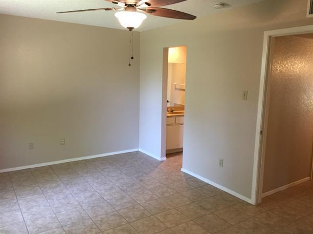 Building Photo - 2 bedroom 1 bath  with 1 car garage
