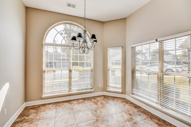 Building Photo - 2067 Edgewood Dr