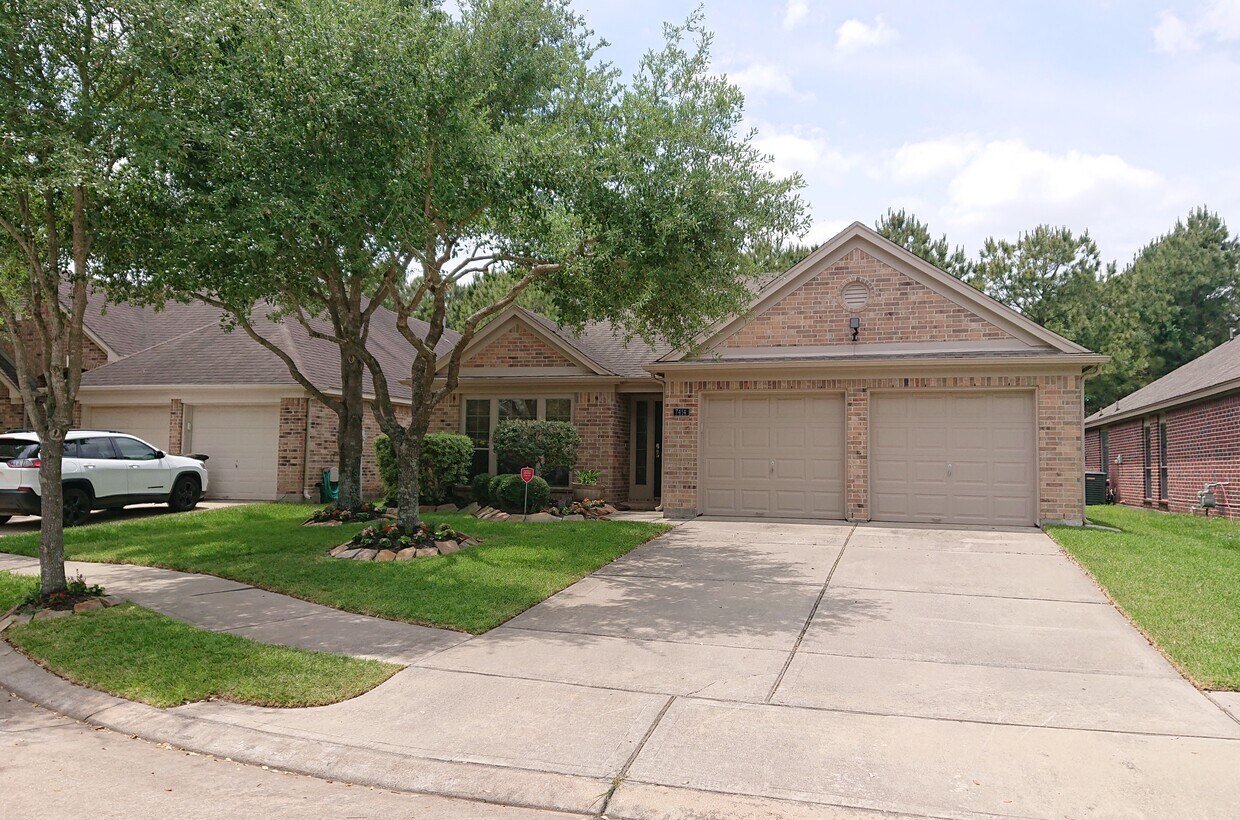 Front of property. A sprinkler system keeps the yard lush. - 7414 Lakesage Lane