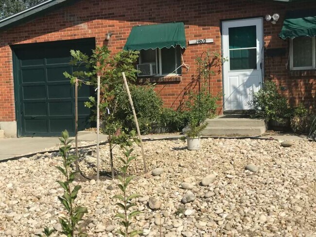 Building Photo - 2 Bedroom 1 Bathroom Unit Available Near B...