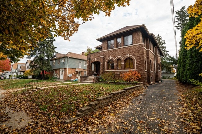 Building Photo - 522 N 65th St