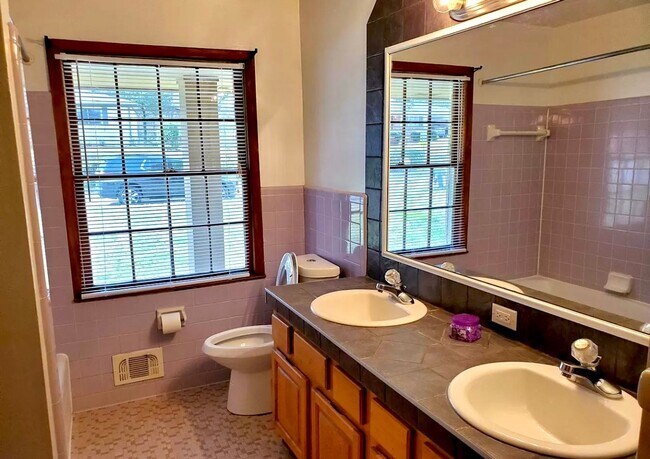 Building Photo - 3 bedroom 2 Bath Brick Charming Home! Avai...