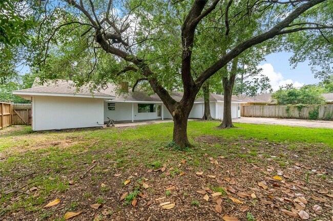 Building Photo - 214 Whispering Oaks Dr