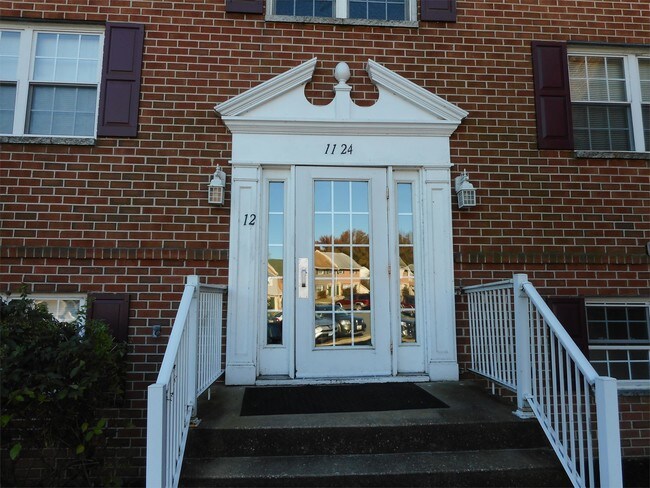 Building Photo - 1124 Chesapeake Dr