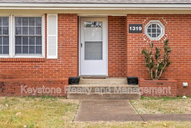 Foto del edificio - 1319 Fort Campbell Blvd