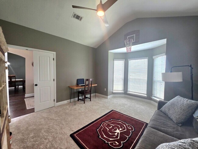 Building Photo - Five-Bedroom Stunner in Upscale Community!