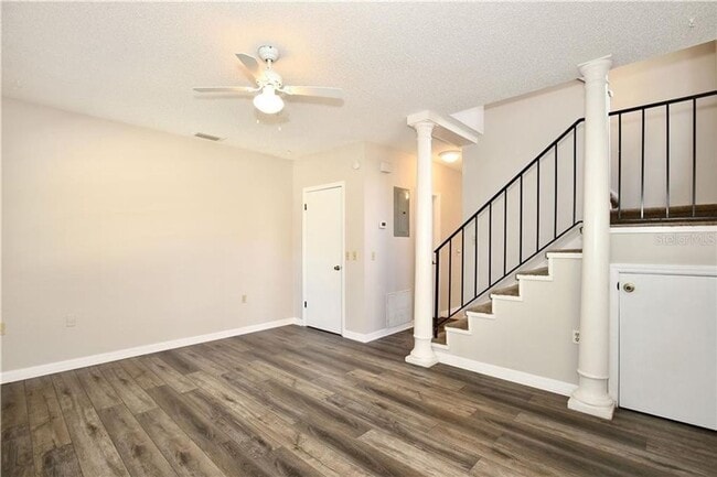 Building Photo - Just Listed!   Updated 2 Bedroom Townhome located in Downtown Orlando