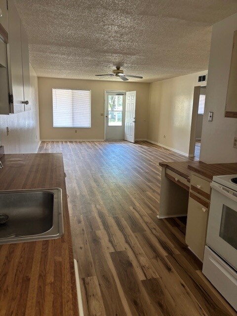 Building Photo - Fresh and Clean