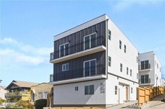 Building Photo - 4513 Rosewood Ave