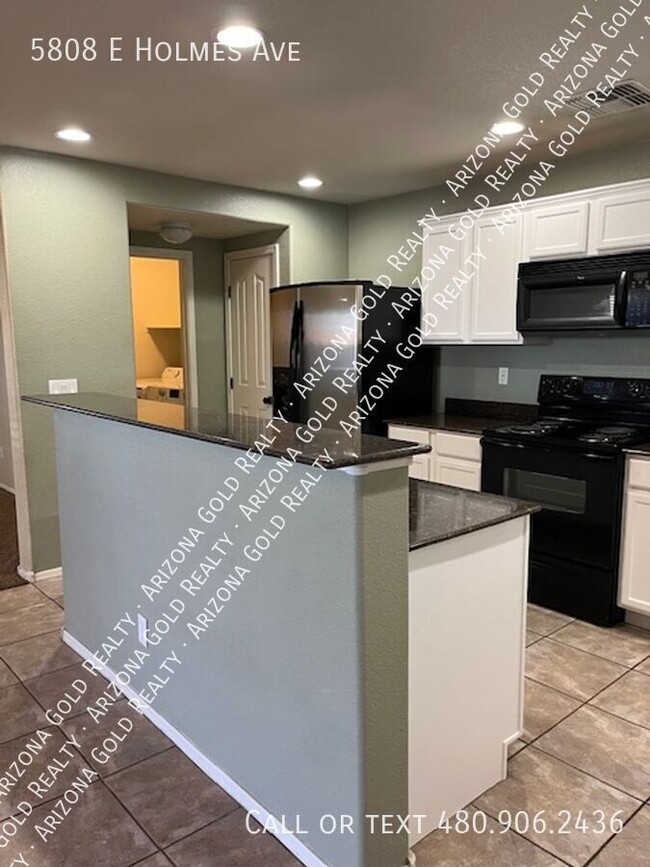 Foto del edificio - 5808 E Holmes Ave