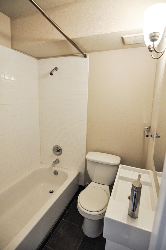Interior Photo - The Nelle - 3734 -3736 WarwickBlvd