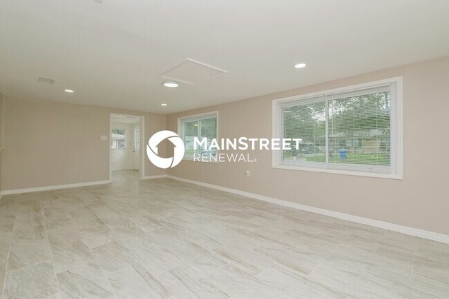 Building Photo - 4 Bedroom Pet-Friendly Home in Tampa, FL with Main Street Renewal