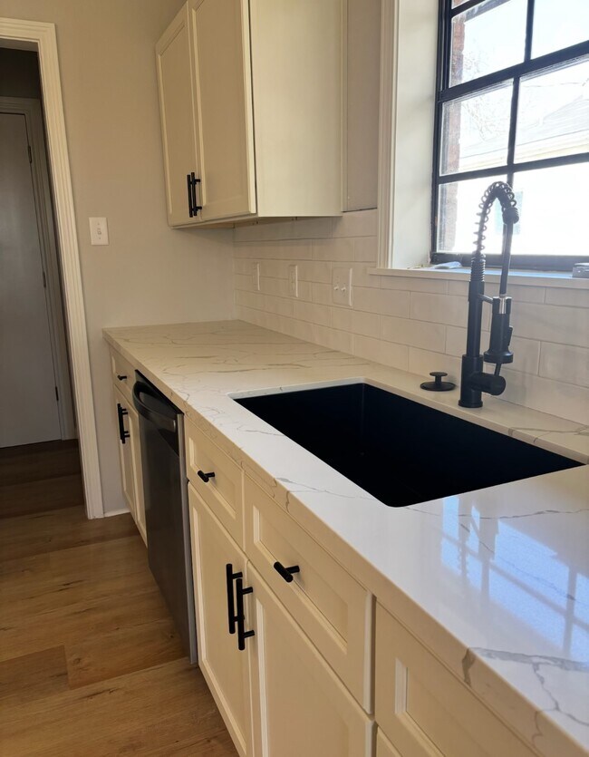 Building Photo - 1803 S Park St