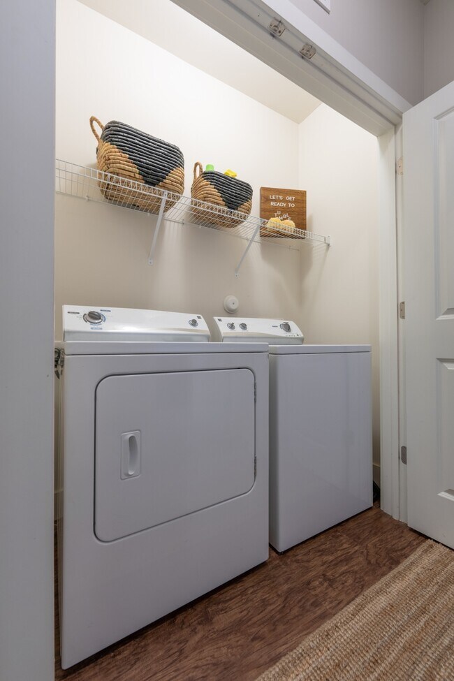 Yugo Charlotte College Downs Apartments in Charlotte, NC