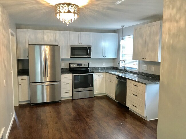 Foto del edificio - Robbinsdale's 3-Bedroom Home with Walk-Out Deck!