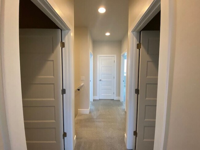 Foto del edificio - Beautiful 3 Bedroom Townhome Close to Amenities! $200 Off First Month's Rent!