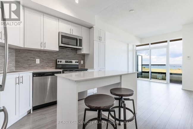 Building Photo - 560 N Service Rd