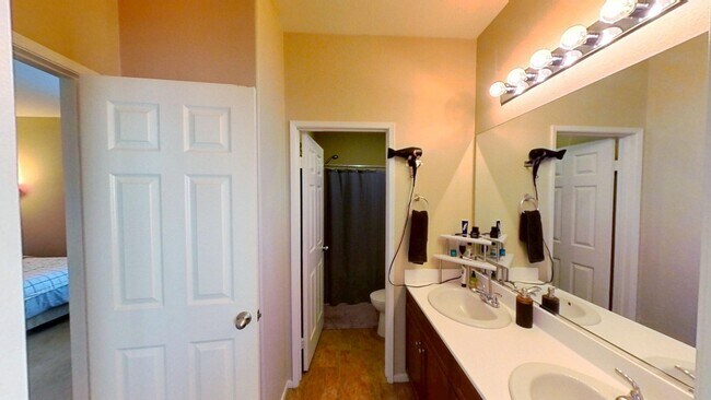 Foto del edificio - PRICE REDUCTION! Gorgeous 3 Bedroom 2.5 Ba...