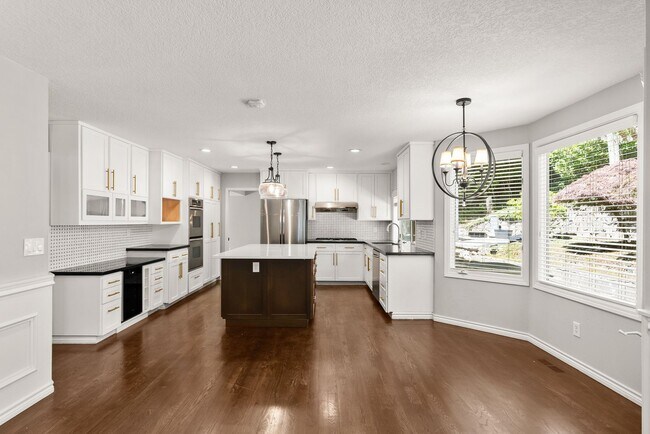Foto del edificio - Welcome to your dream home in the picturesque Westridge neighborhood