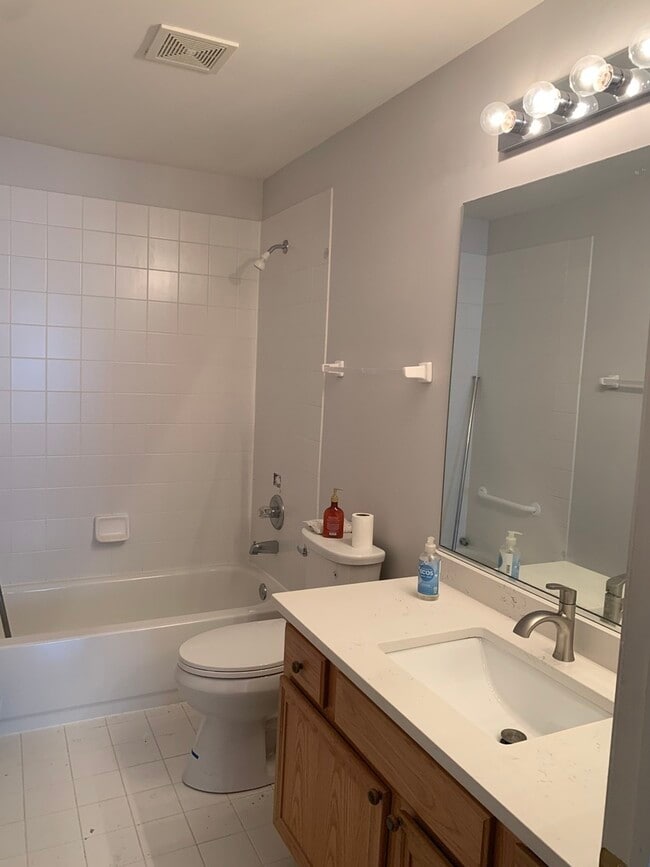 Building Photo - 876 Stuarts Dr