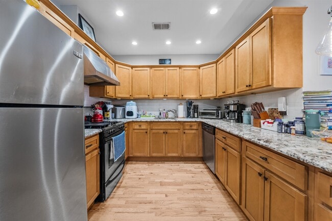 Building Photo - 118 Coles St