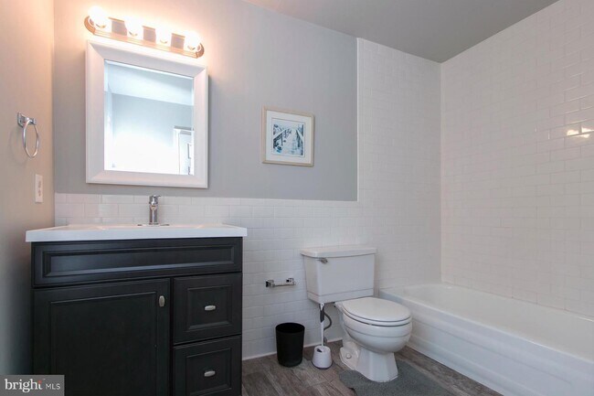 Building Photo - 221 Kings Croft Dr