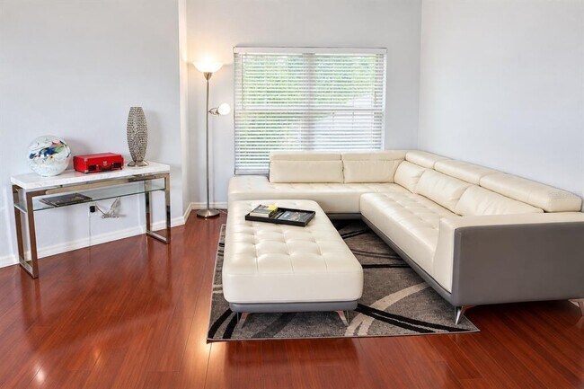 Building Photo - 2951 Marbella Dr