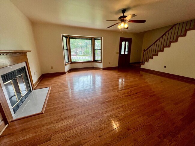 Building Photo - 4BR 3BA with Bonus, in Siegel Community
