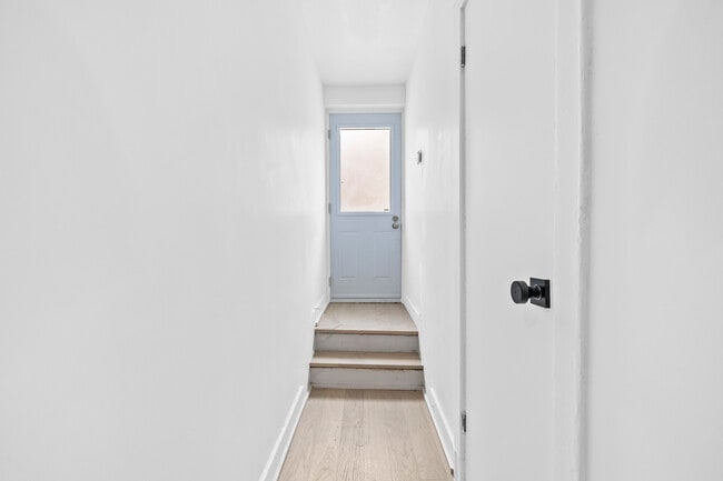 Building Photo - 2068 Av Lincoln