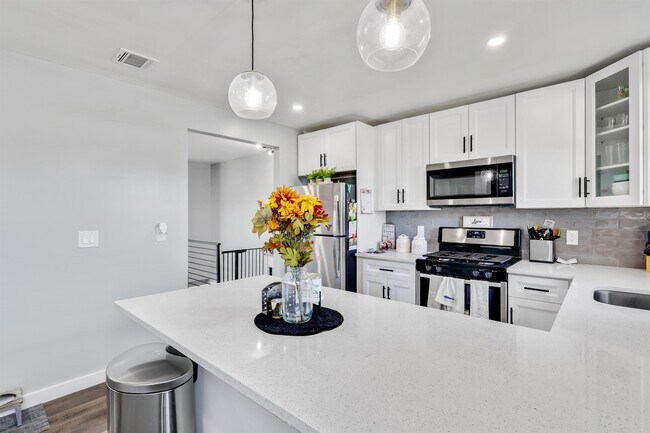 Building Photo - 667 9th St