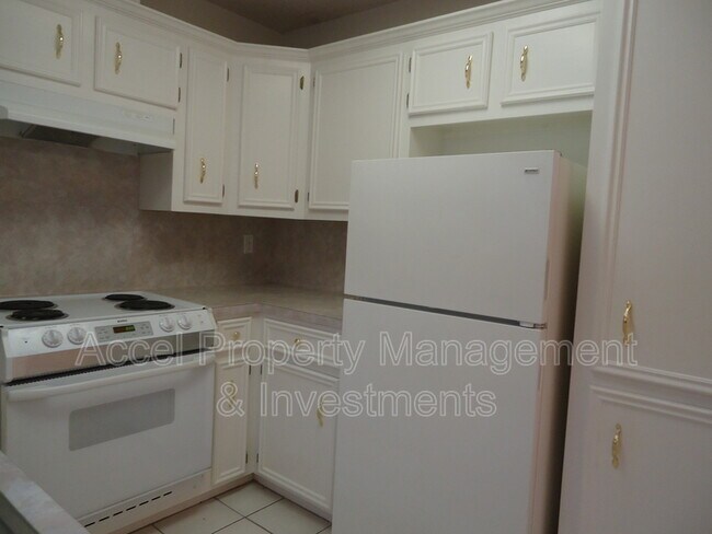 Building Photo - 813 N Tesoro Blvd