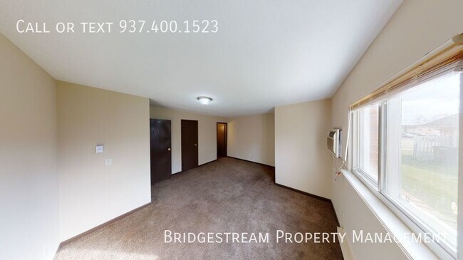 Building Photo - Ranch style 3 bedroom, 2 full bath unit in...