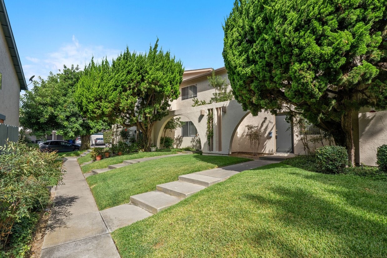 Foto principal - Beautiful UTC Townhome with Private Patio,...