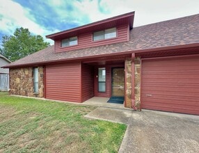 Building Photo - 2502 NE Kingsbriar Pl