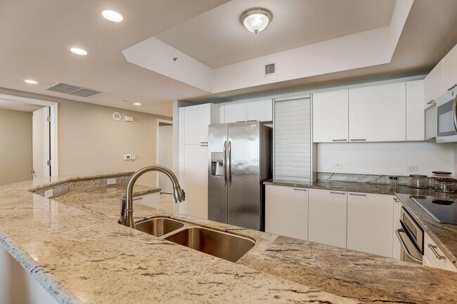 Building Photo - 2650 Lake Shore Dr