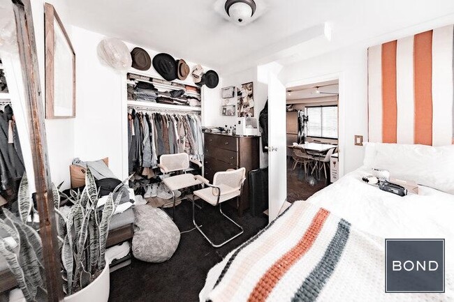 Foto del edificio - 319 E 8th St