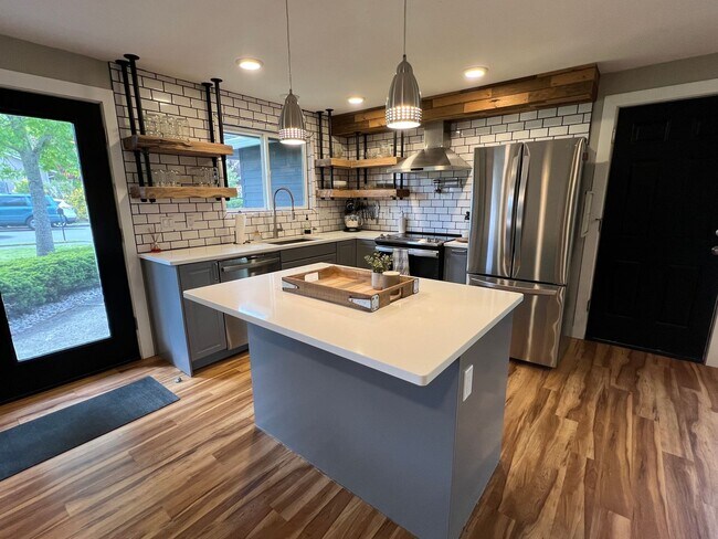 Foto del edificio - Remodeled 3 Bedroom Troutdale Home