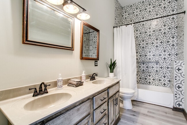 Building Photo - 725 E Breckinridge St