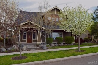 Building Photo - 637 N W Compass Ln