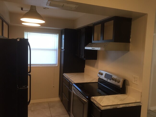 Building Photo - 3 Bedroom, 2 Bath Single Family Home