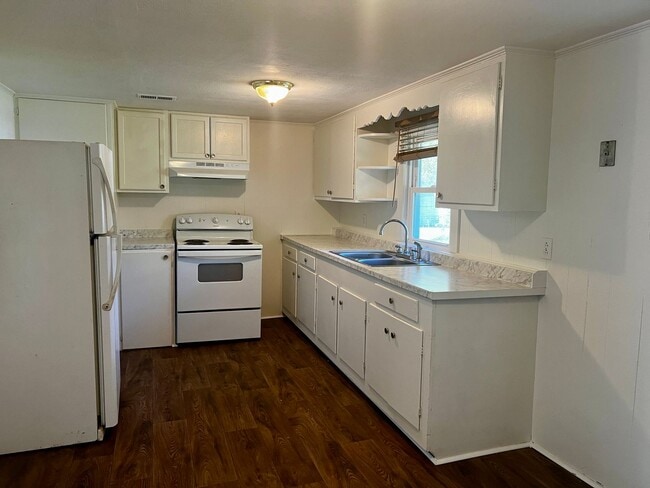 Building Photo - Inviting 3 Bed, 2 Bath Ranch